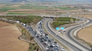 Bayram dönüşünde araç kuyruğu 70 kilometreye ulaştı