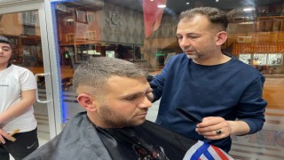 Bayram tıraşını son güne bırakanlar bayramı berber koltuğunda karşıladı