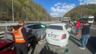 Bayram trafiğinde kazaya ulaşmak için yola çıkan ambulansın zor anları kamerada