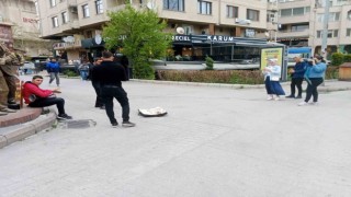 Bayram yoğunluğunu fırsat bilen sokak müzisyenlerinden konserler