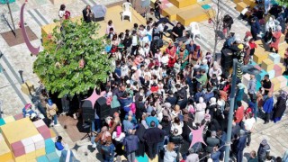 Bayramda güzel havayı fırsat bilen vatandaşlar sahile akın etti