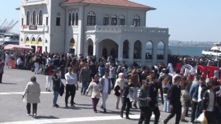 Bayramın ilk gününde trafik ve vapur iskelelerinde yoğunluk yaşandı