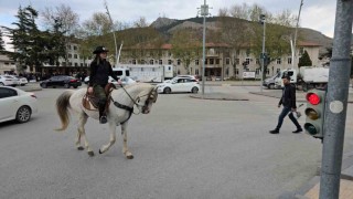 Belediye binası önünde onları gören başkan da vatandaş da hayrete düştü