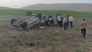 Beton çitlere çarpan otomobil takla attı: 3 yaralı