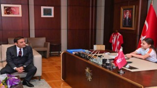 Beyoğlu Belediyesinin başkanlık koltuğuna küçük Elif oturdu