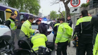 Beyoğlunda polise mukavemet gösteren şahısların üzerinden bıçak çıktı