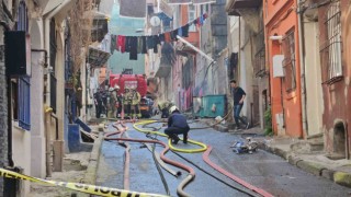 Beyoğlunda yangında can pazarı: Binalardan alevler yükseldi, içeride mahsur kalanlar oldu