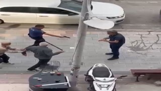 Bıçaklı saldırganı polis etkisiz hale getirdi, o anlar kamerada
