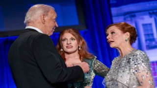 Biden içerde konuştu, eylemciler dışarda “Soykırımcı Joe” sloganları attı