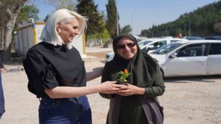 Bilecik Belediye Başkanı Şubaşı, vatandaşlara çiçek hediye etti