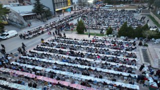 Bilecikte düzenlenen iftar yemeğine binlerce kişi katıldı