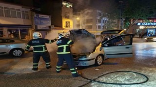 Bilecikte seyir halinde alev alan ve patlamalar yaşanan araç yangını korkuttu