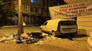 Bina önüne çöp bırakılmasından bıkan apartman sakinleri, pankart asarak tepki gösterdi