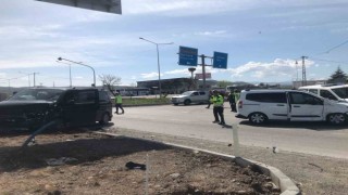 Bingölde minibüs ve hafif ticari araç çarpıştı: 15 yaralı