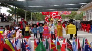 Bitliste 120 öğrenci 32 ülkenin kostümleriyle defile yaptı