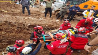 Bodrumda işçiler toprak altına kaldı