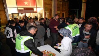 Bozüyük Belediyesinden Kadir Gecesinde şeker ikramı