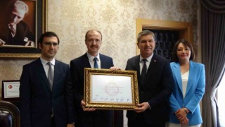 Burdurda üçüncü kez seçilen Belediye Başkanı Ali Orkun Ercengiz mazbatasını aldı