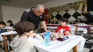 Burhaniye Belediyesi 23 Nisan Ulusal Egemenlik ve Çocuk Bayramı Satranç Turnuvası yapıldı