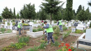 Burhaniye Belediyesi mezarlıkları bayram için hazırladı
