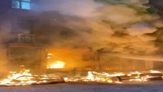 Bursada mobilya dükkanında çıkan yangın evlere sıçradı