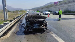 Bursada seyir halindeki otomobil alev alev yandı