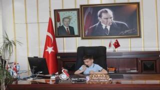 Büyünce kaymakam olmak isteyen minik Emir, koltuğa erken oturdu
