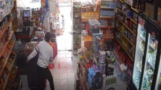 Caddeye uçan balonun peşinden koşan oğlunu ezilmekten son anda kurtardı