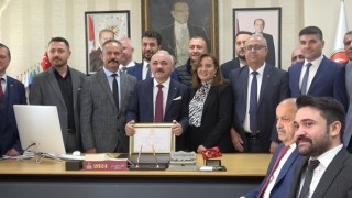Çankırı Belediye Başkanı İsmail Hakkı Esen mazbatasını aldı