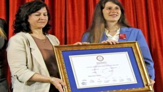 Çeşmenin ilk kadın Belediye Başkanı Lal Denizli görevine başladı