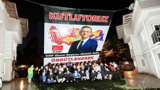 CHP Lideri Özelin Manisadaki komşularından kutlama