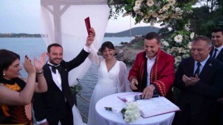 CHP PM Üyesi Umut Dikilinin nikahını Balıkesir Büyükşehir Belediye Başkanı Ahmet Akın kıydı