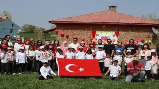 Çilek Abla köy okulu öğrencilerini baharla süslenmiş çileklerle buluşturdu