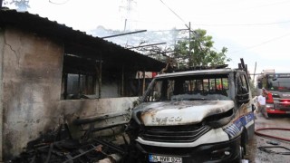 Çocukların ateşle oyununda gecekondu ve kamyonet küle döndü