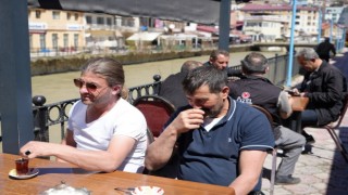 Çoruhun su seviyesi yağışlarla birlikte yükseldi etrafında çay keyifleri başladı