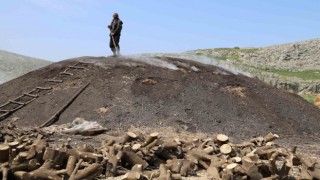 Çukurova sıcağında narenciye odunları mangal kömürüne dönüşüyor