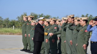 Deniz Kuvvetleri Komutanı Oramiral Ercüment Tatlıoğlu, görevi başında bulunan personelle bayramlaştı