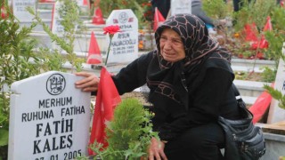 Deprem mezarlığında hüzünlü bayram