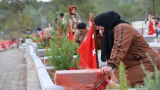 Kahramanmaraş'da deprem şehitliğinde duygusal anlar yaşandı