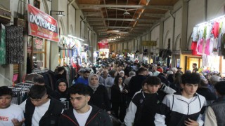 Depremden en az etkilenen tarihi çarşıda bayram yoğunluğu