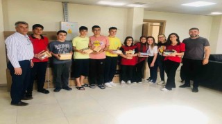 Depremzede çocuklar için prefabrik okula kütüphane kuruldıu