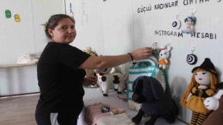 Depremzede kadınların elinden çıkan amigurumi bebekler, 300 ile bin 300 TL arasında alıcı buluyor