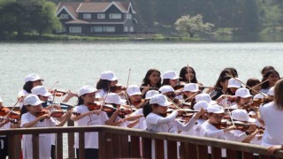 Depremzede küçük müzisyenlerden Boluda keman konseri