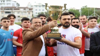 Derince Birlikspor, kupasını Başkan Gökçenin elinden aldı