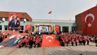 Derincede öğrenciler dev Türk bayrağı açtı