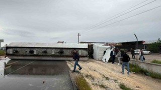 Devrilen tanker yolu trafiğe kapattı