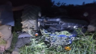 Devrilen traktörün sürücüsü ağır yaralandı