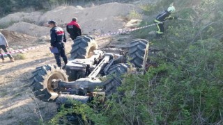 Devrilen traktörün sürücüsü yaşamını yitirdi