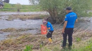 Dicle Nehrinde arama kurtarma faaliyetinde olan ekibin ‘Türk bayrağı hassasiyeti
