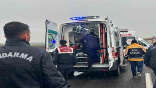 Diyarbakır-Elazığ yolunda otomobil ile minibüsün çarpıştığı kazada 3 kişi öldü, 2 kişi ağır yaralandı.